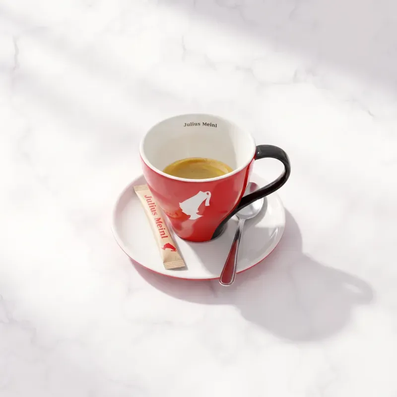 Espresso w czerwonej filiżance Julius Meinl, z gęstą cremą