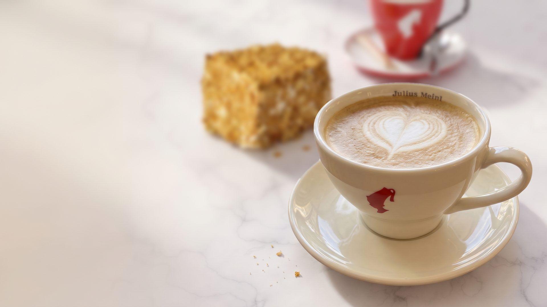 Cappuccino w filiżance Julius Meinl i napoleonka - kawiarnia Pracowni Kania w Lublinie