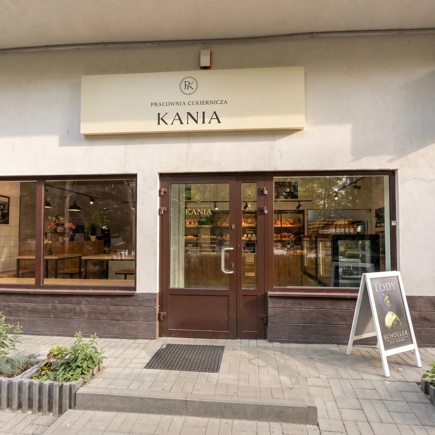 Pracownia Cukiernicza Kania od ulicy Glinianej 2 w Lublinie - witryna z szyldem