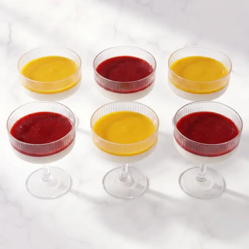 Sześć panna cotta z dwoma owocowymi sosami
